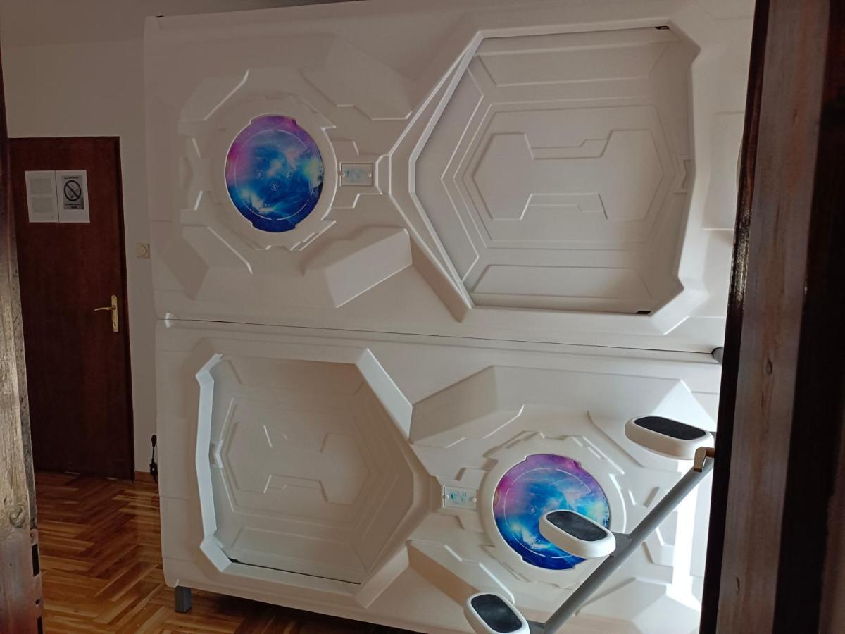 Panda Victor Space Capsule Hostel-Neo Nomad Beograd Bagian luar foto
